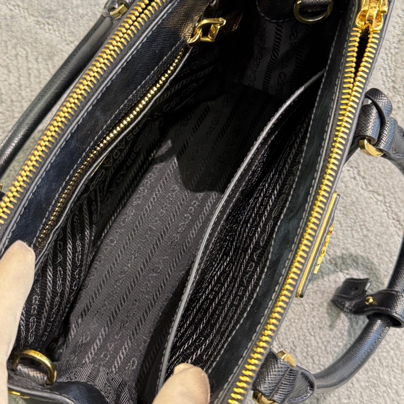 Prada殺手包黑金色，新款小號底長25cm，附件：肩帶、-6