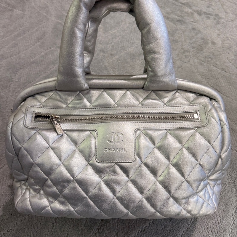 CHANEL香奈兒Coco Cocoon全皮雙C羽絨保齡球包，超級能裝，鐳射清晰！-0