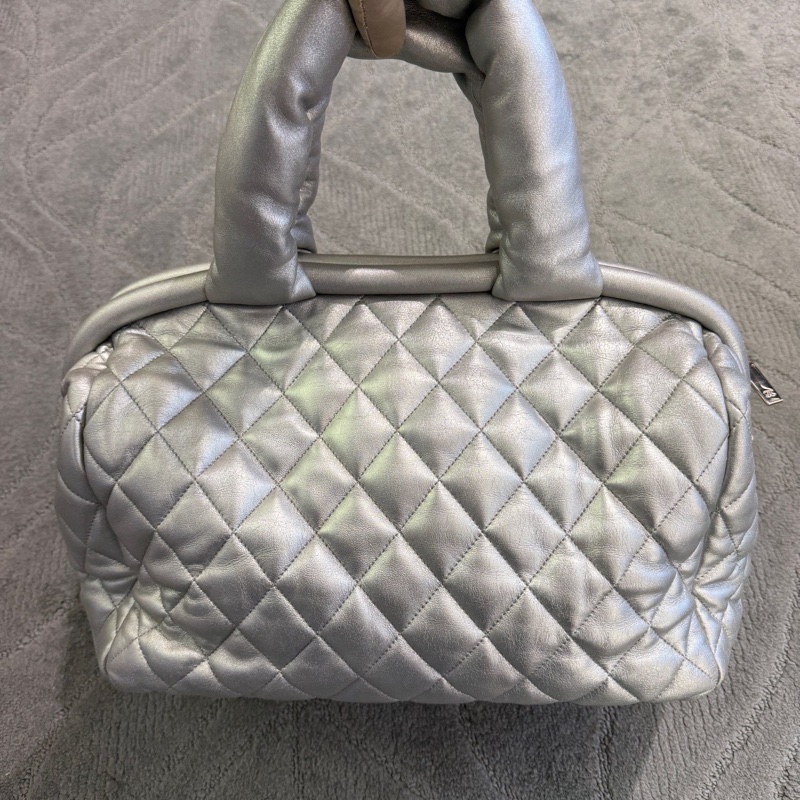 CHANEL香奈兒Coco Cocoon全皮雙C羽絨保齡球包，超級能裝，鐳射清晰！-1