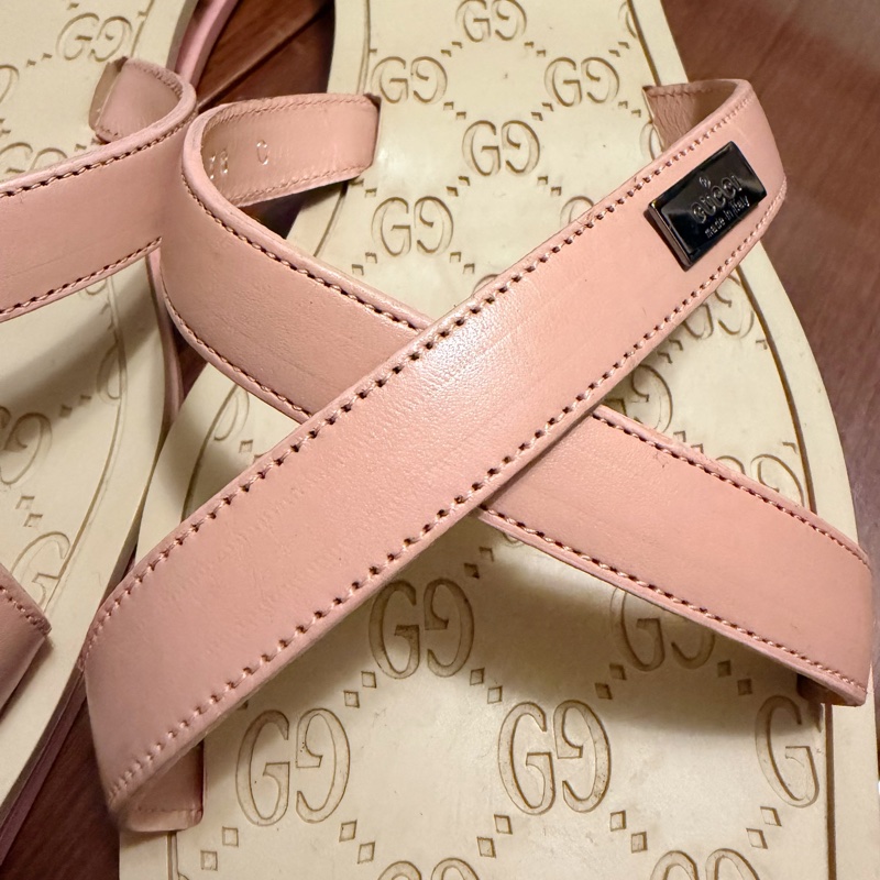 🍒 Gucci 經典粉色 GG 浮雕壓紋方頭涼拖鞋/莫蘭迪粉顯白方頭復古質感…閒置品 size:38/2F260330-1-6
