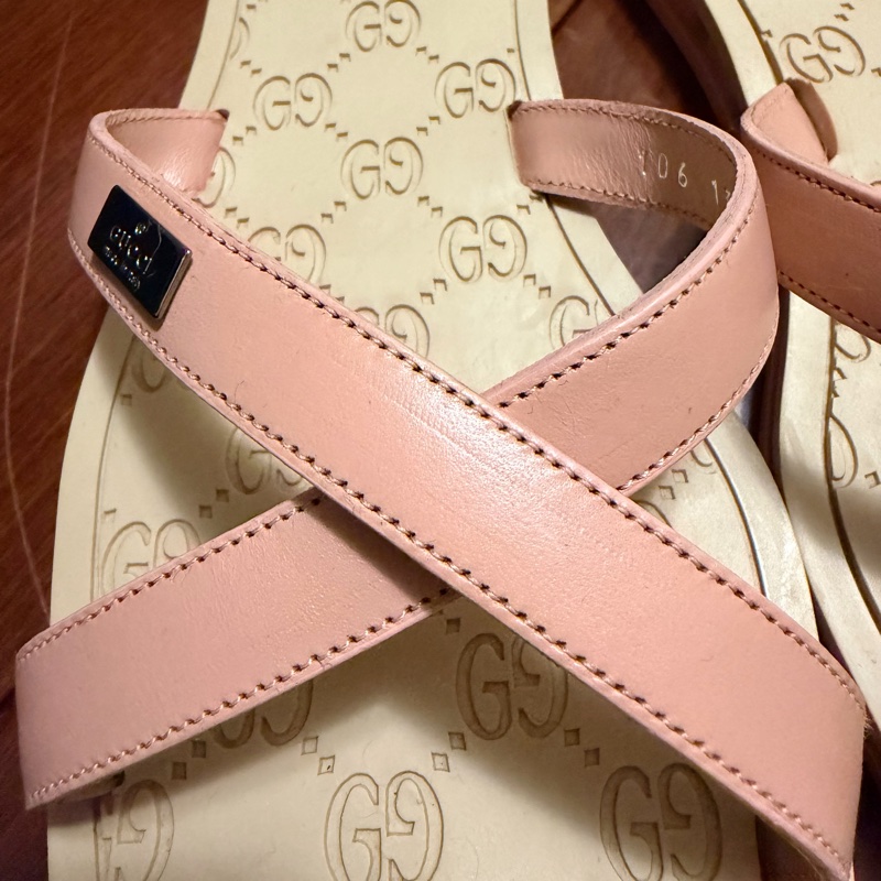 🍒 Gucci 經典粉色 GG 浮雕壓紋方頭涼拖鞋/莫蘭迪粉顯白方頭復古質感…閒置品 size:38/2F260330-1-7