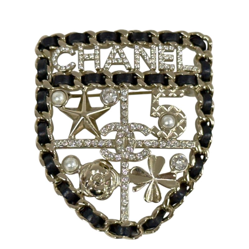 CHANEL CC 水鑽 皮穿鏈 徽章 胸針-0
