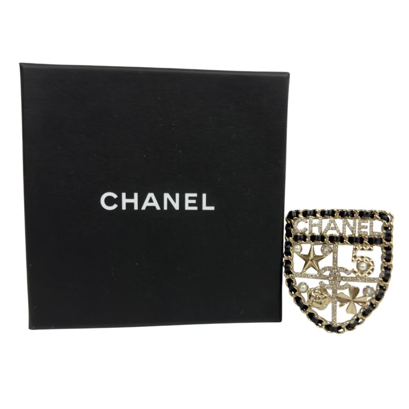 CHANEL CC 水鑽 皮穿鏈 徽章 胸針-1