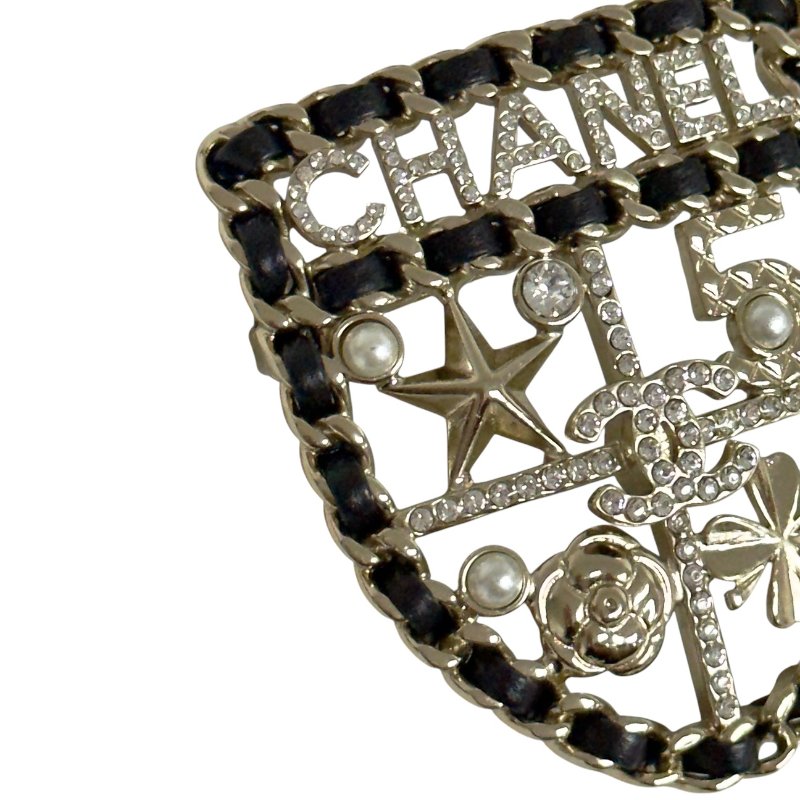 CHANEL CC 水鑽 皮穿鏈 徽章 胸針-5