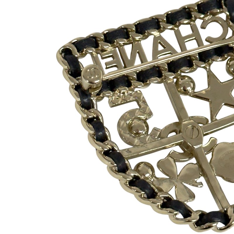 CHANEL CC 水鑽 皮穿鏈 徽章 胸針-7