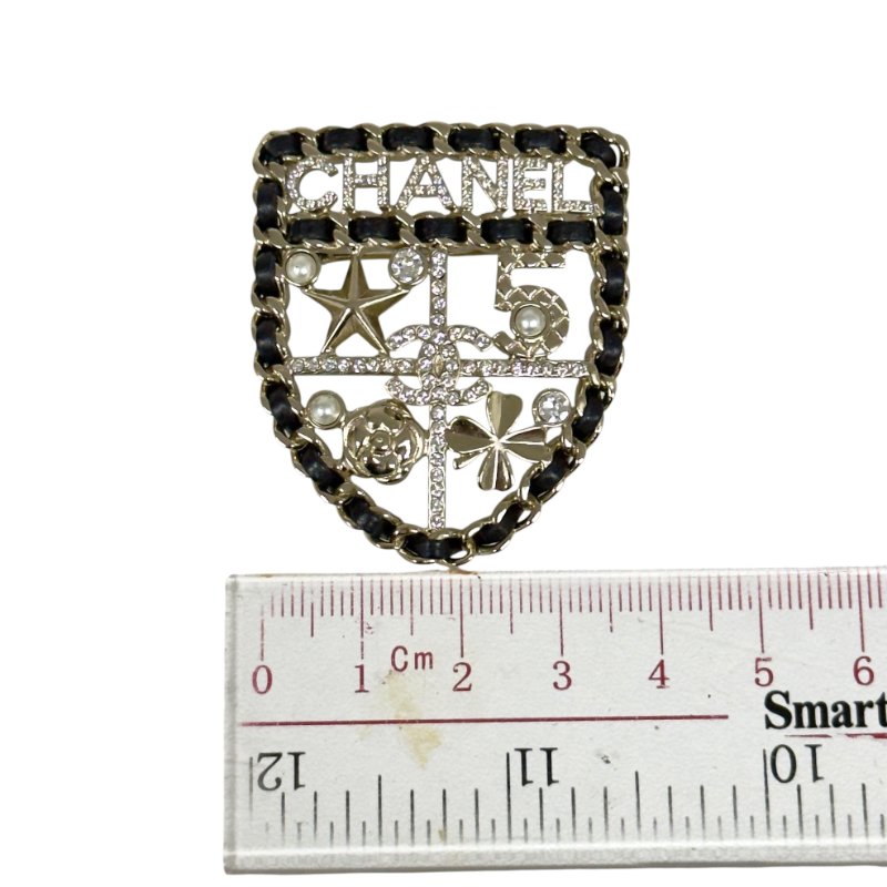CHANEL CC 水鑽 皮穿鏈 徽章 胸針-11