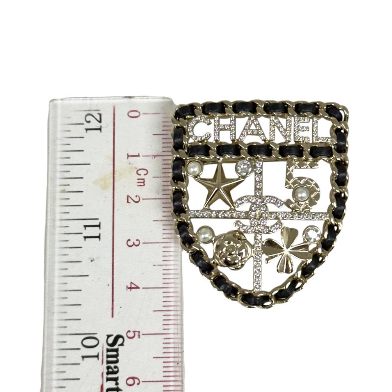 CHANEL CC 水鑽 皮穿鏈 徽章 胸針-12