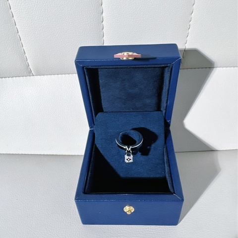 Lv 路易威登 Lockit系列 白金滿鑽鎖頭戒指，52號