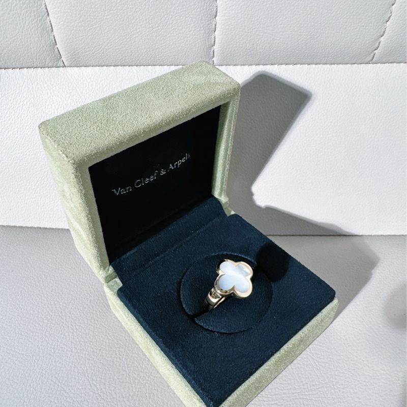 VCA梵克雅寶 白貝母四葉草戒指，18k黃金 51號-2
