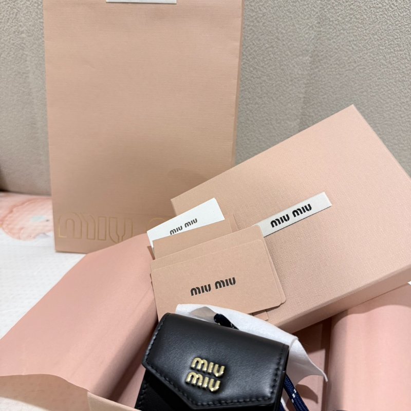 MiuMiu 黑色牛皮 耳機包 耳機套-1