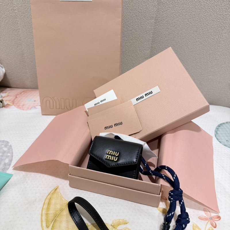 MiuMiu 黑色牛皮 耳機包 耳機套-2