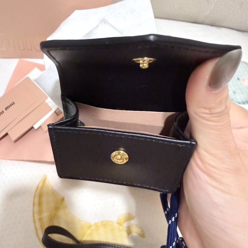 MiuMiu 黑色牛皮 耳機包 耳機套-3