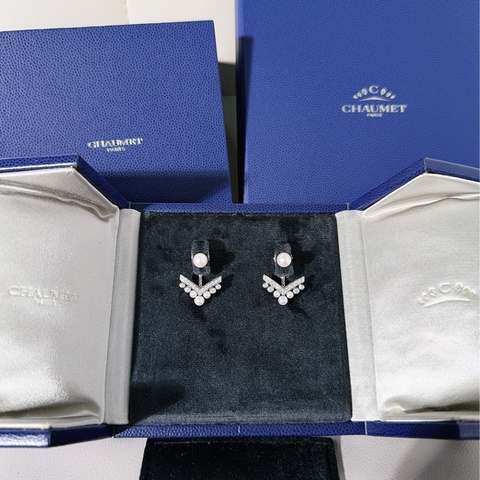 Chaumet尚美 JOSÉPHINE 約瑟芬系列，白金滿鑽V形珍珠耳環