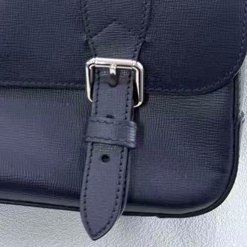 99新 Burberry 巴寶莉深藍色牛皮男士公文包斜挎包郵差包 肩帶可以任意調節 單肩斜挎都可以-4