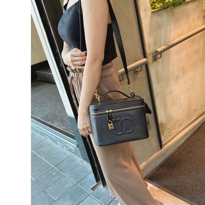 香奈兒包 化妝包 化妝箱 黑色 魚子醬 荔枝皮 手提包 魚子醬牛皮  黑色魚子醬牛皮 復古包 皮革包 包包 皮革包  魚子醬牛皮  斜挎包 手提包 化妝盒子 化妝箱 化妝袋 側背袋 二手包 中古包 二手-1