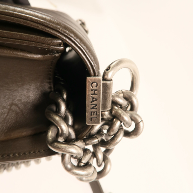 CHANEL 牛皮皮革Boy 20銀扣鏈帶肩背袋-9