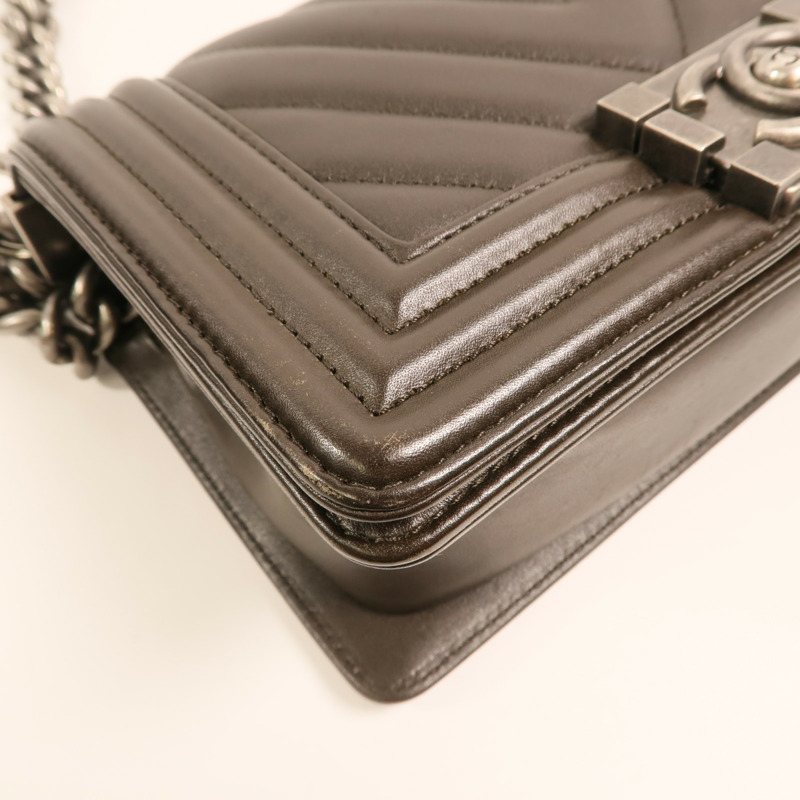 CHANEL 牛皮皮革Boy 20銀扣鏈帶肩背袋-13