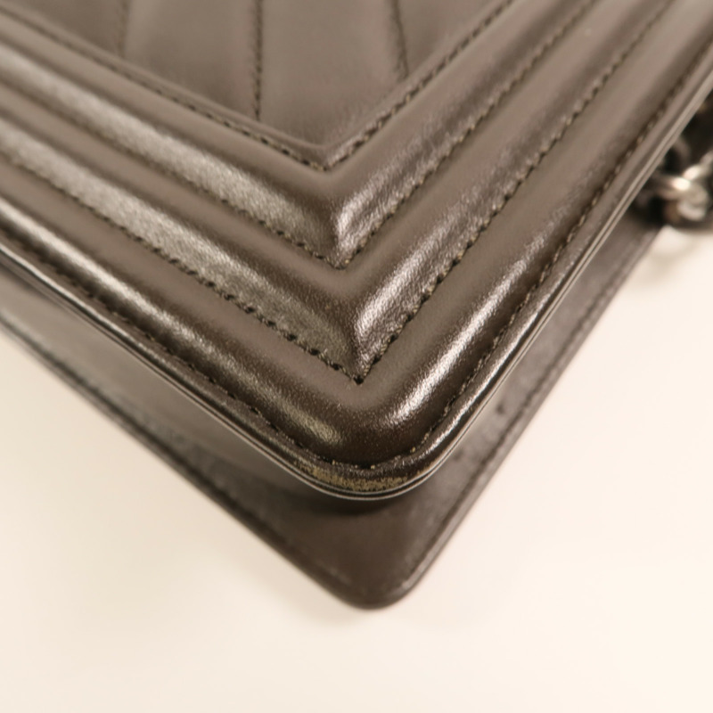 CHANEL 牛皮皮革Boy 20銀扣鏈帶肩背袋-14