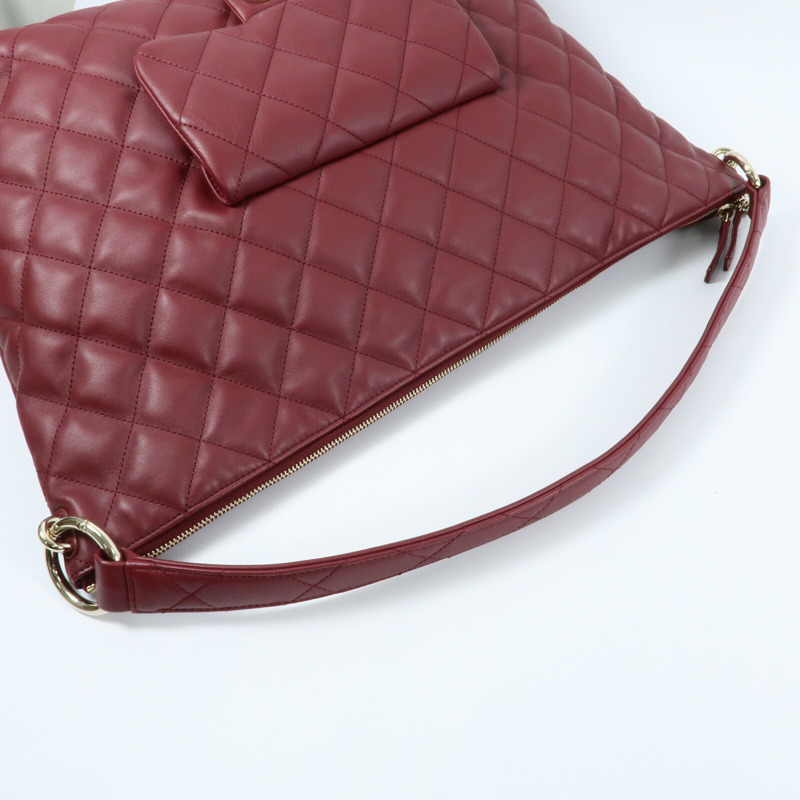 CHANEL 牛皮皮革Maxi Hobo金扣肩背袋-8