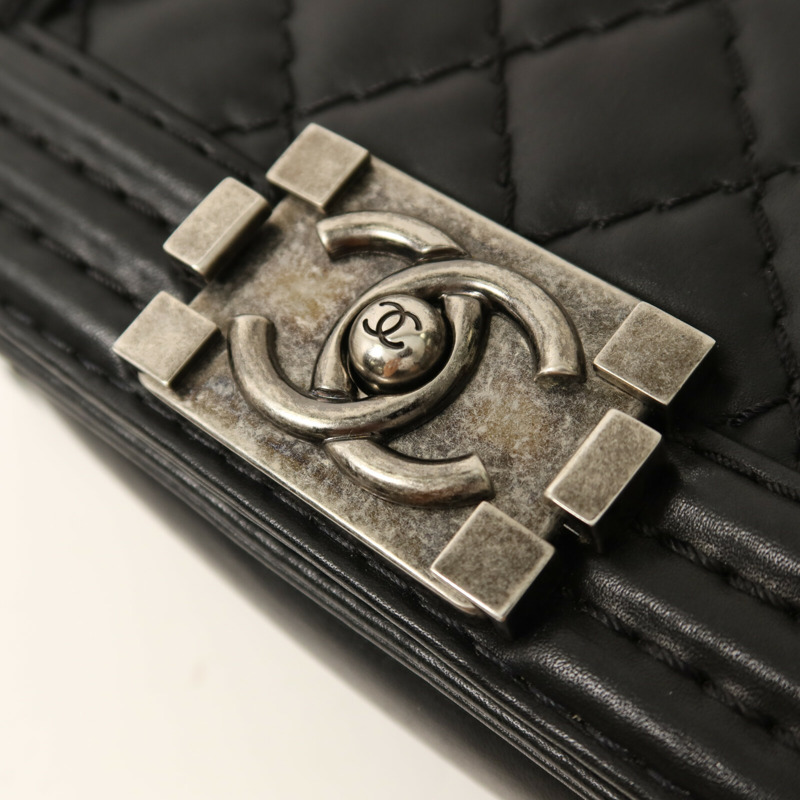 CHANEL 牛皮皮革Boy 20銀扣鏈帶肩背袋-9