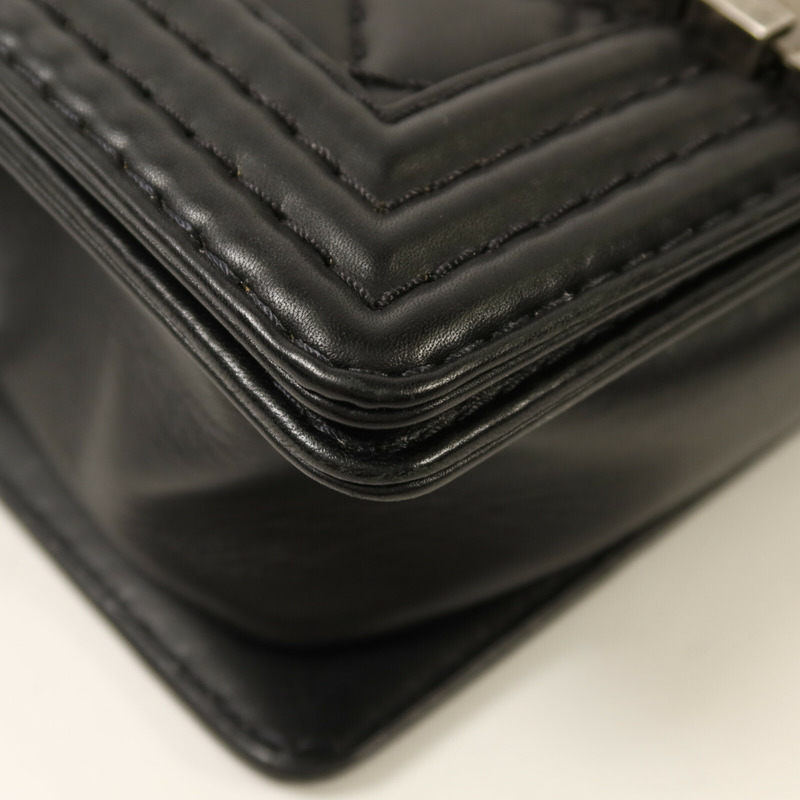 CHANEL 牛皮皮革Boy 20銀扣鏈帶肩背袋-10