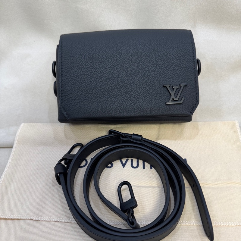 Lv 路易威登 takeoff 黑武士牛皮荔枝紋斜挎包 郵差包-0