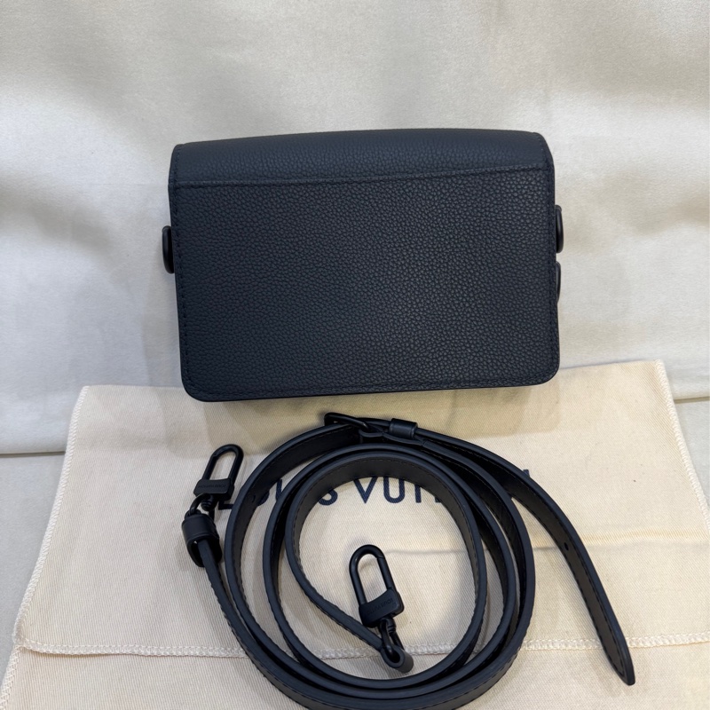 Lv 路易威登 takeoff 黑武士牛皮荔枝紋斜挎包 郵差包-1