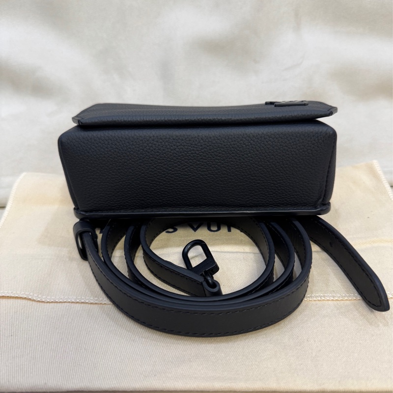 Lv 路易威登 takeoff 黑武士牛皮荔枝紋斜挎包 郵差包-2