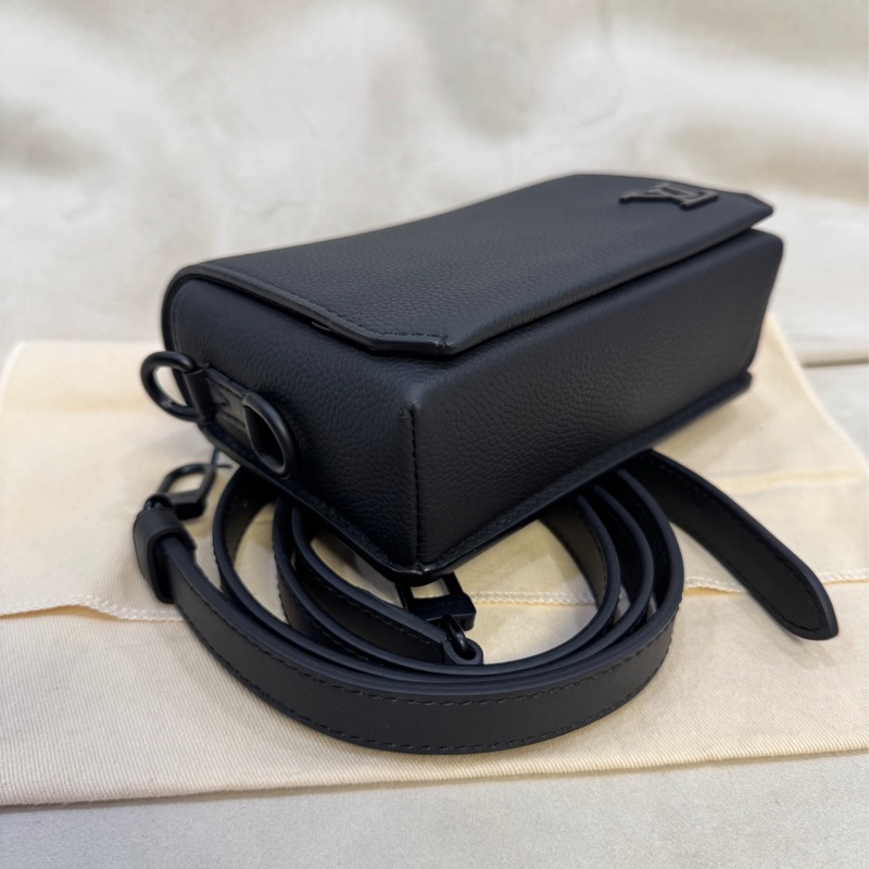 Lv 路易威登 takeoff 黑武士牛皮荔枝紋斜挎包 郵差包-4