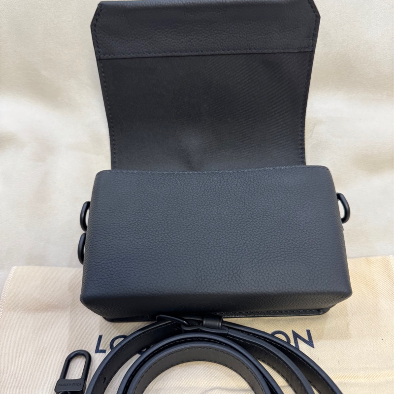 Lv 路易威登 takeoff 黑武士牛皮荔枝紋斜挎包 郵差包-5