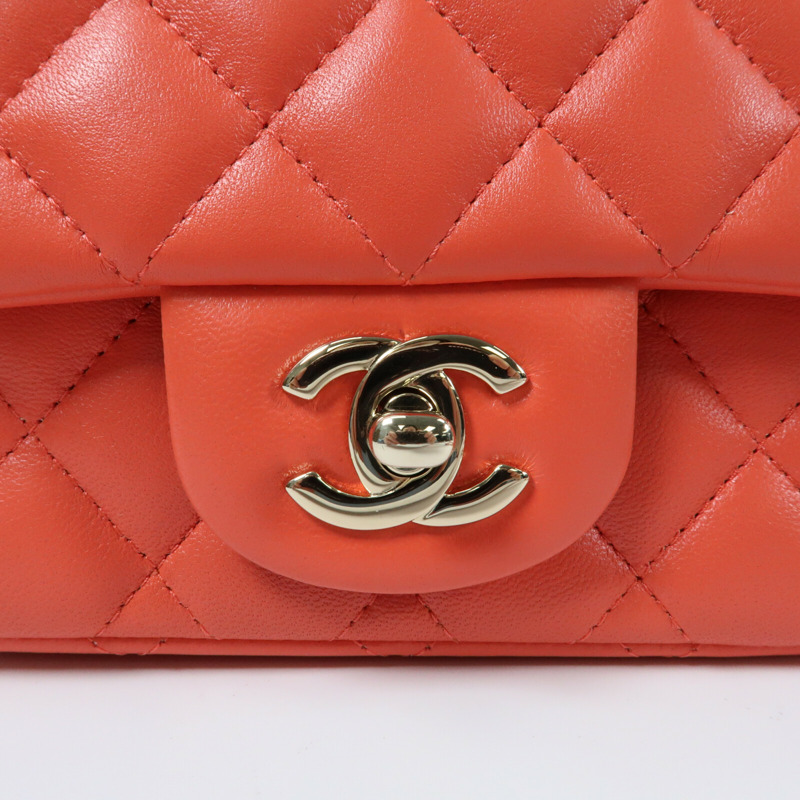 CHANEL 羊皮皮革Mini Classic 17金扣鏈帶肩背袋-11