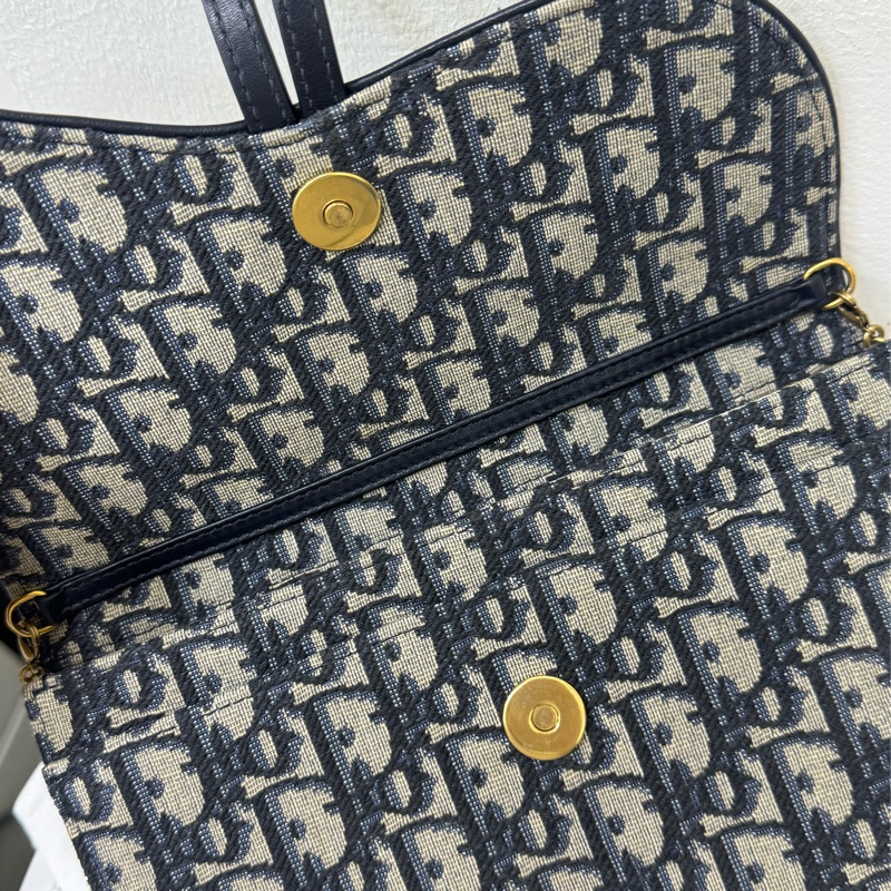 Dior 經典緹花金釦Saddle WOC-15