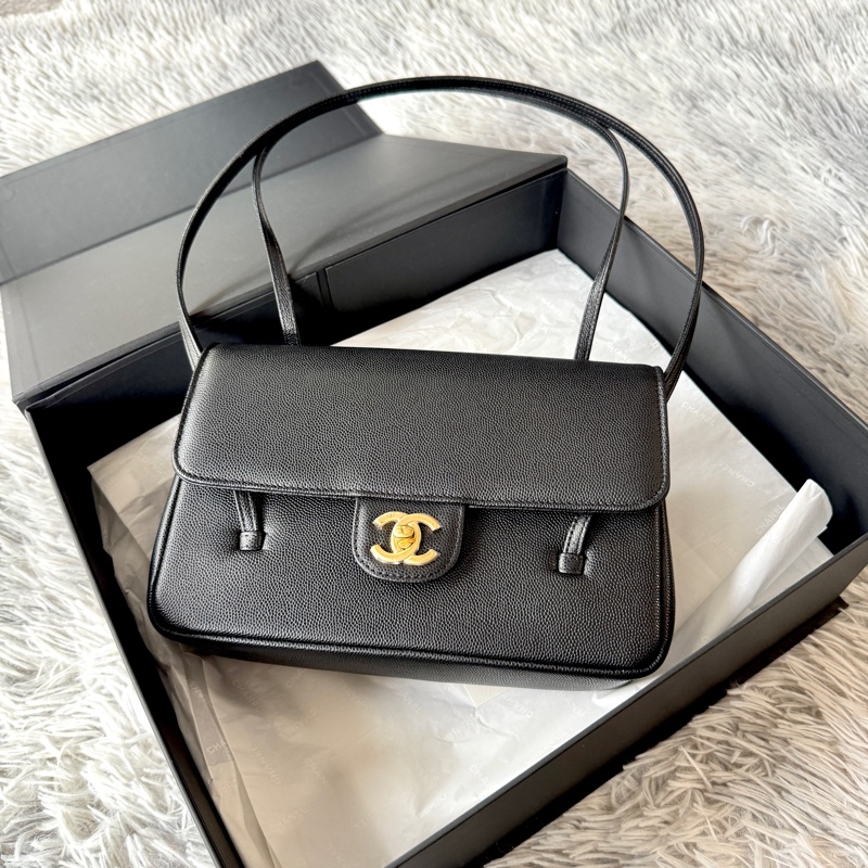 CHANEL 26S Preppy Coco 黑色 亮面 粒紋 小型 小牛皮 金扣 AS6130-0