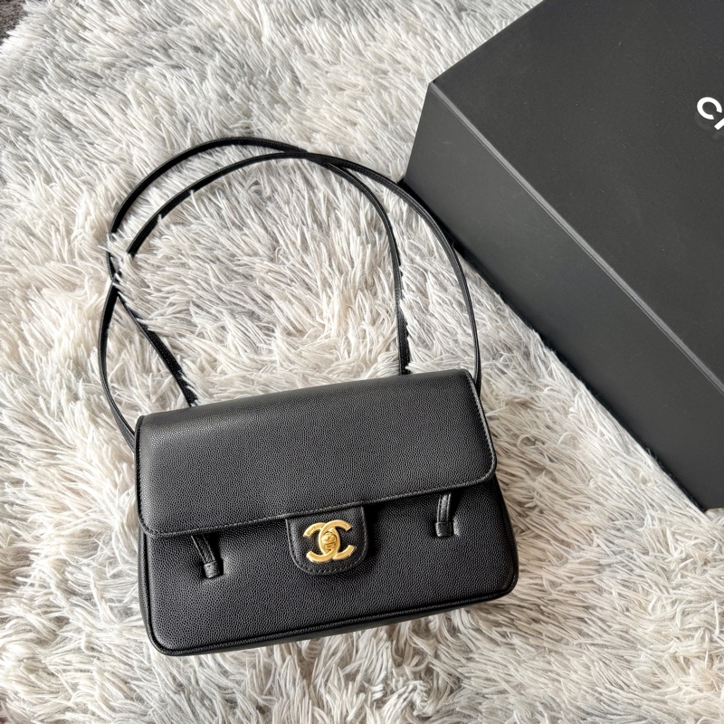 CHANEL 26S Preppy Coco 黑色 亮面 粒紋 小型 小牛皮 金扣 AS6130-1