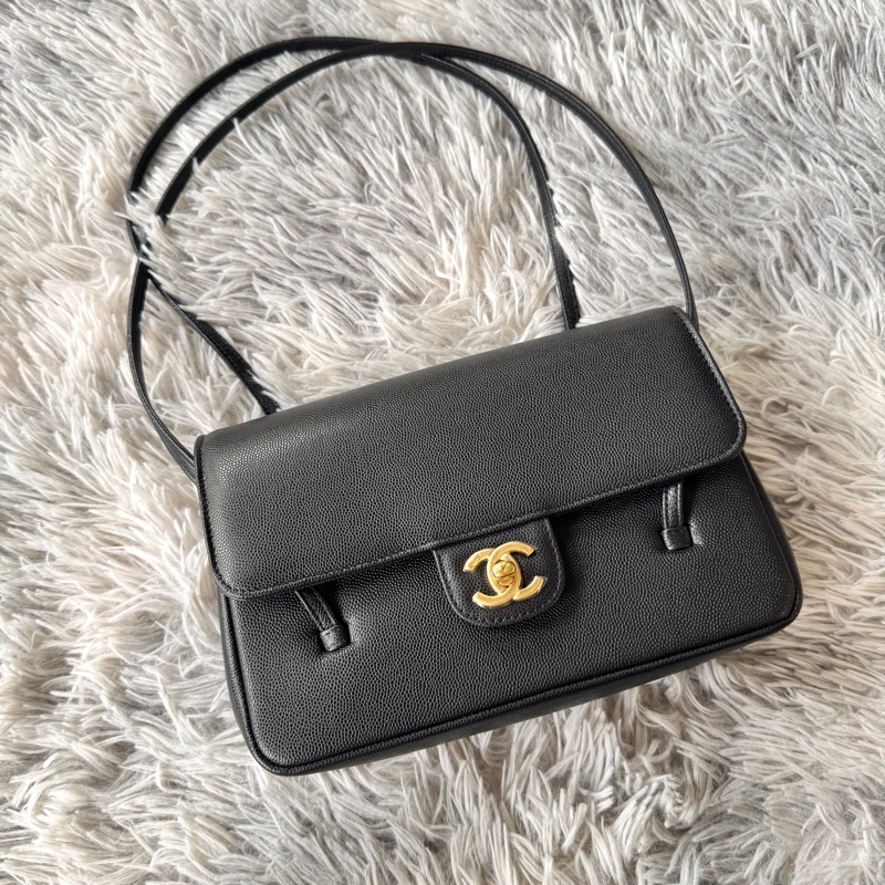 CHANEL 26S Preppy Coco 黑色 亮面 粒紋 小型 小牛皮 金扣 AS6130-2