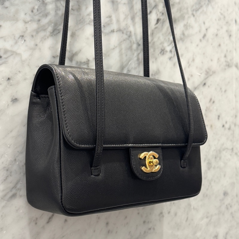 CHANEL 26S Preppy Coco Jennie 同款 黑色 亮面 粒紋 小型 小牛皮 金扣 AS6130-2