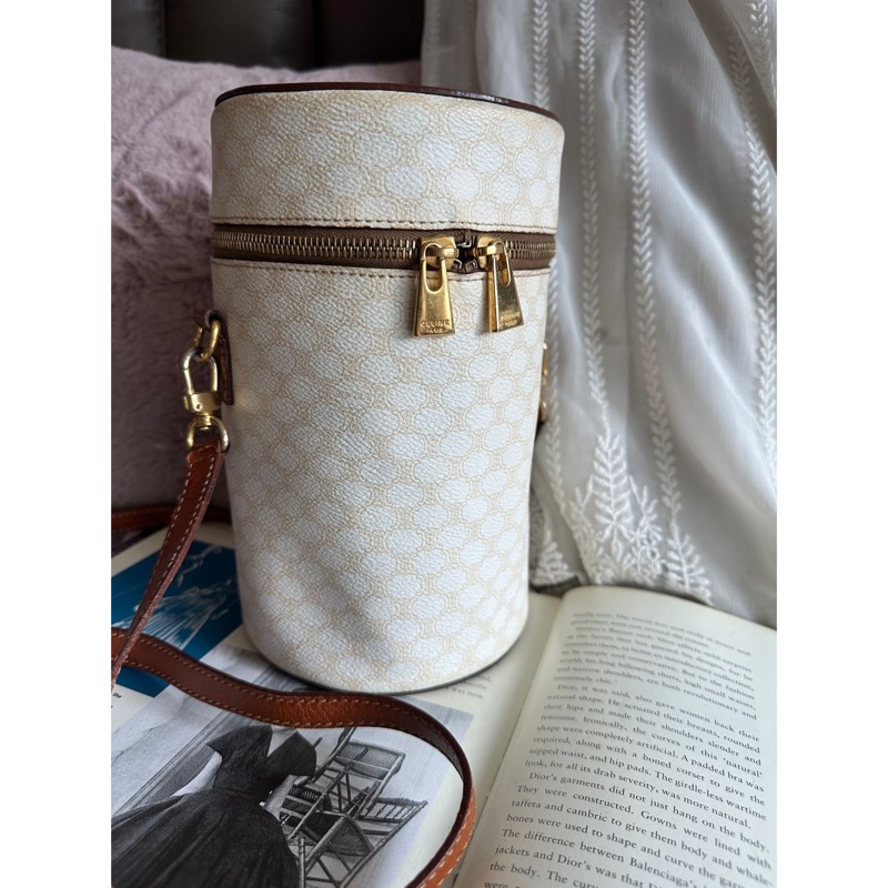 思琳 經典白色老花 凱旋門 圓筒包 化妝包 化妝袋 中古包包 手袋 超罕有 vintage celine white bag-13