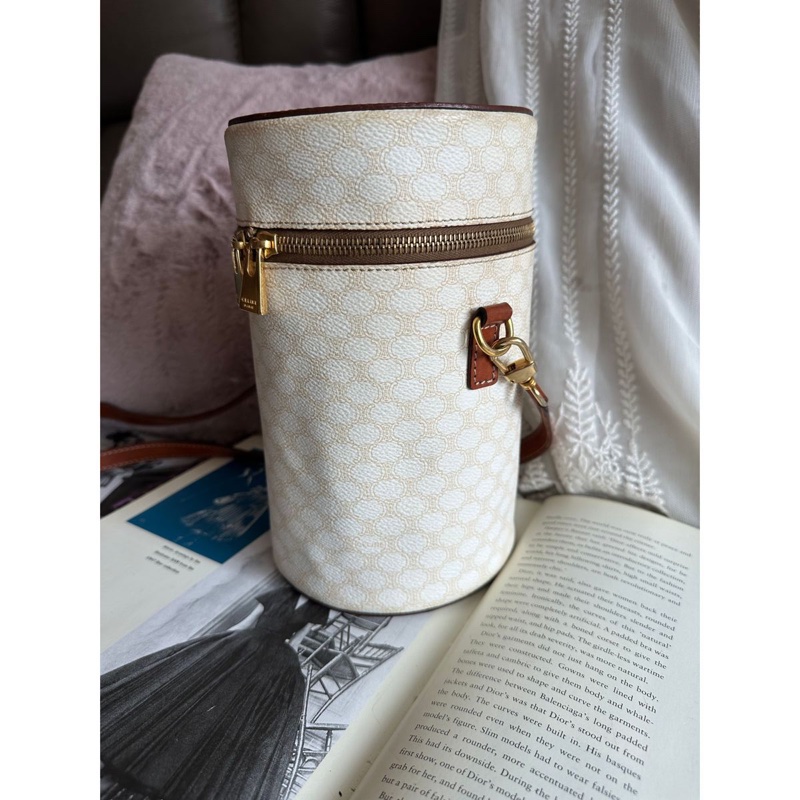 思琳 經典白色老花 凱旋門 圓筒包 化妝包 化妝袋 中古包包 手袋 超罕有 vintage celine white bag-16