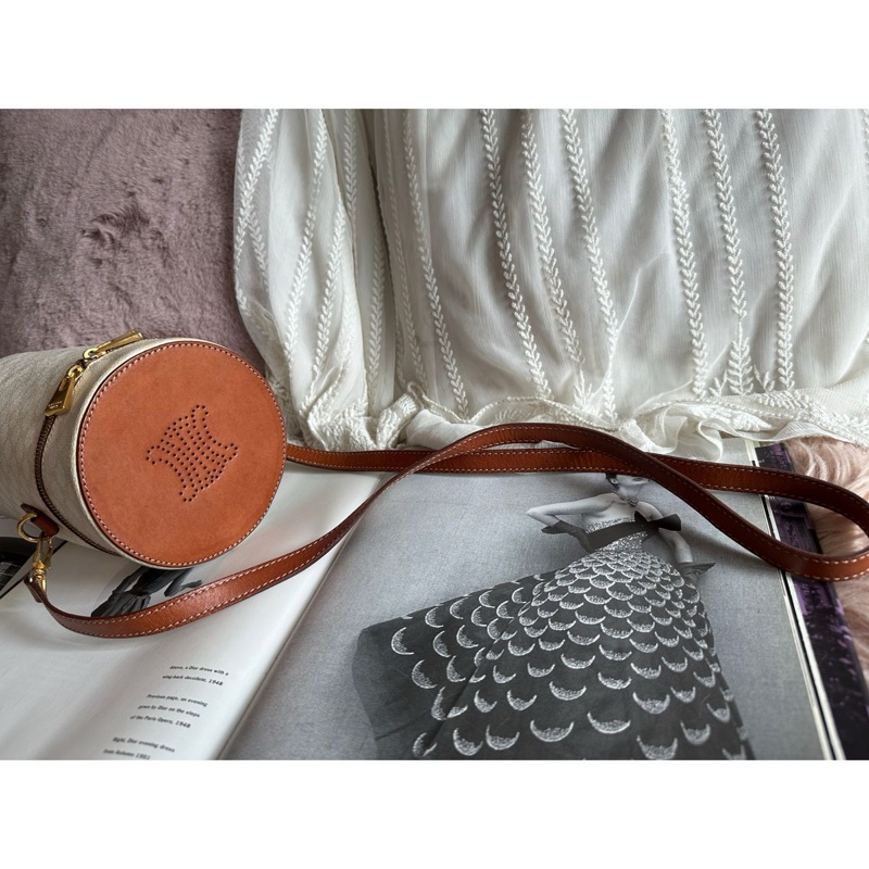 思琳 經典白色老花 凱旋門 圓筒包 化妝包 化妝袋 中古包包 手袋 超罕有 vintage celine white bag-22