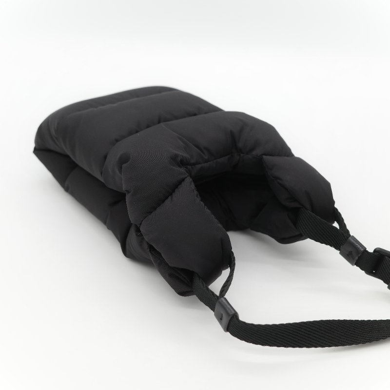 Moncler 盟可睞 Legere 經典黑色 羽絨填充尼龍立體絎縫 小型 防潑水拉鍊斜背隨身小包-6