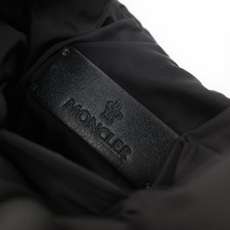 Moncler 盟可睞 Legere 經典黑色 羽絨填充尼龍立體絎縫 小型 防潑水拉鍊斜背隨身小包-9