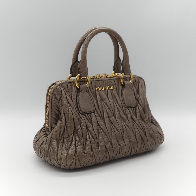 Miu Miu 繆繆 Matelassé 經典灰褐色 頂級納帕小羊皮 立體抓皺絎縫 翻蓋式金屬鏈條 斜背肩背包-1