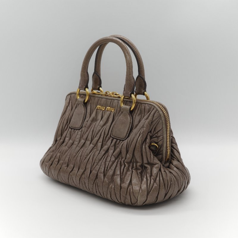 Miu Miu 繆繆 Matelassé 經典灰褐色 頂級納帕小羊皮 立體抓皺絎縫 翻蓋式金屬鏈條 斜背肩背包-2
