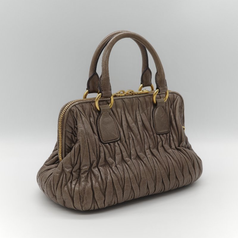 Miu Miu 繆繆 Matelassé 經典灰褐色 頂級納帕小羊皮 立體抓皺絎縫 翻蓋式金屬鏈條 斜背肩背包-5