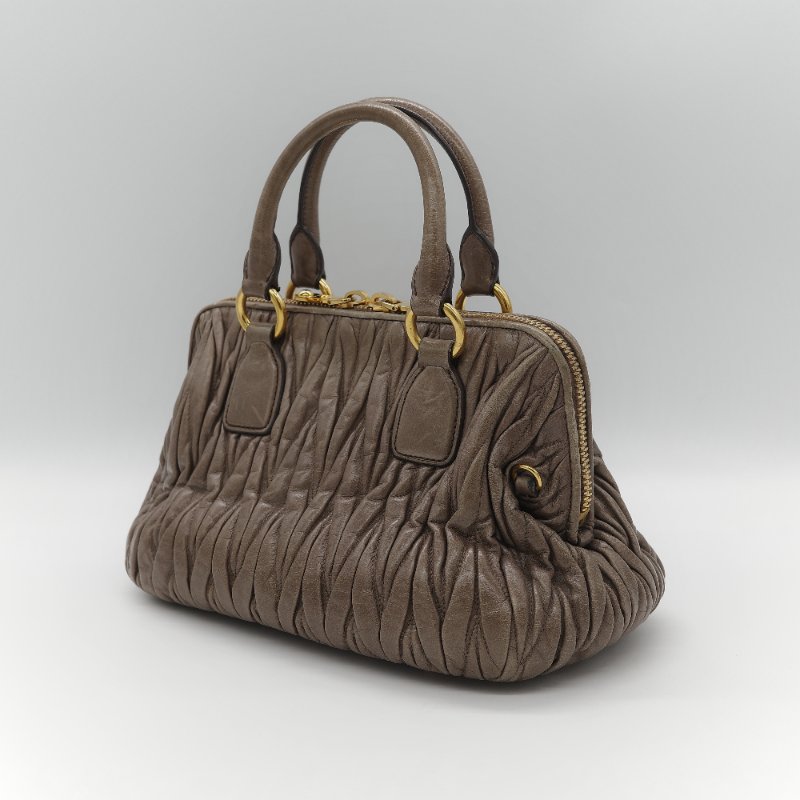 Miu Miu 繆繆 Matelassé 經典灰褐色 頂級納帕小羊皮 立體抓皺絎縫 翻蓋式金屬鏈條 斜背肩背包-6