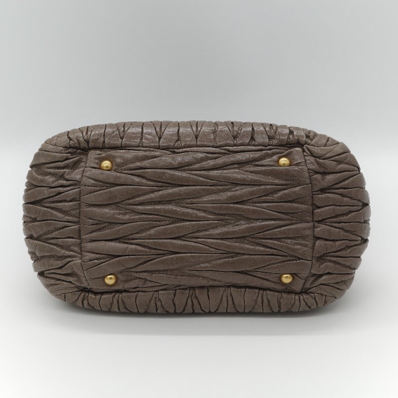 Miu Miu 繆繆 Matelassé 經典灰褐色 頂級納帕小羊皮 立體抓皺絎縫 翻蓋式金屬鏈條 斜背肩背包-7