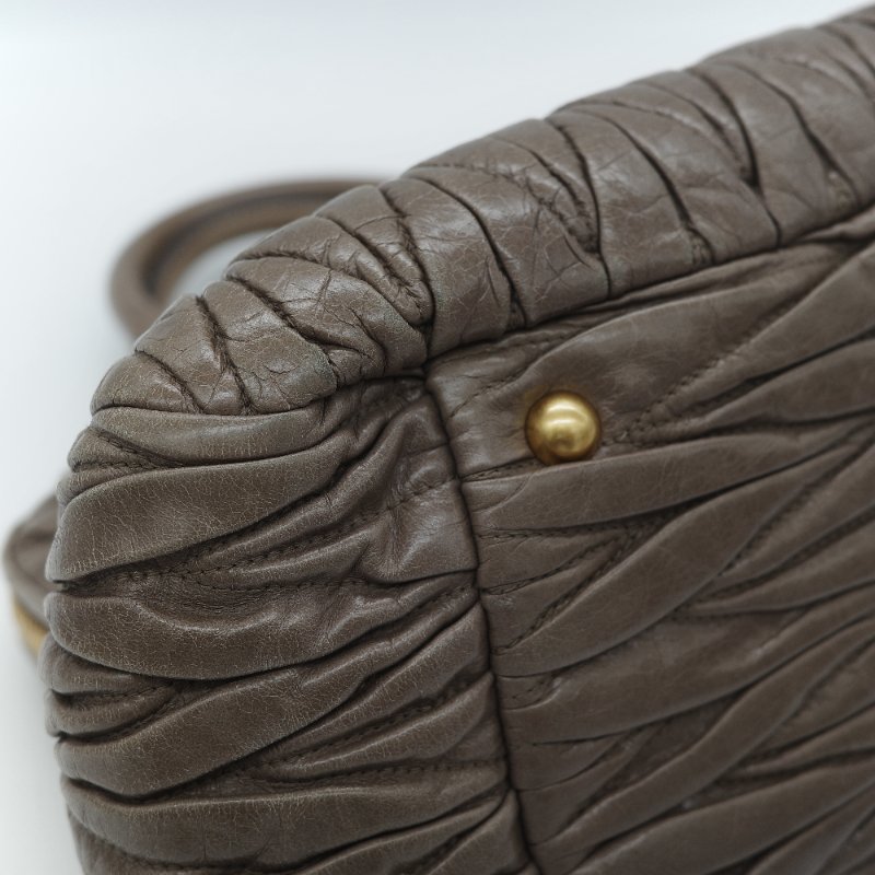 Miu Miu 繆繆 Matelassé 經典灰褐色 頂級納帕小羊皮 立體抓皺絎縫 翻蓋式金屬鏈條 斜背肩背包-8