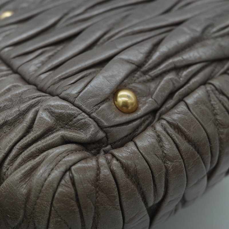 Miu Miu 繆繆 Matelassé 經典灰褐色 頂級納帕小羊皮 立體抓皺絎縫 翻蓋式金屬鏈條 斜背肩背包-9