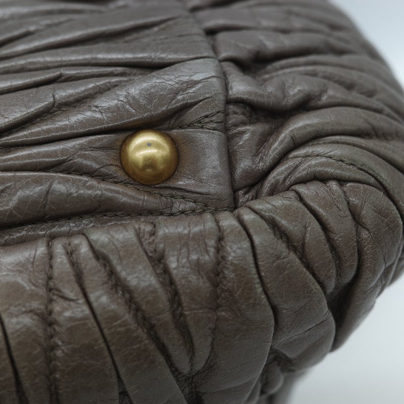 Miu Miu 繆繆 Matelassé 經典灰褐色 頂級納帕小羊皮 立體抓皺絎縫 翻蓋式金屬鏈條 斜背肩背包-11