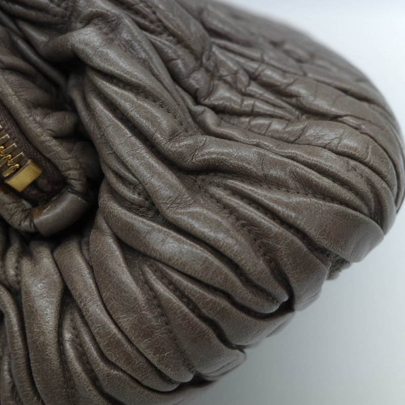 Miu Miu 繆繆 Matelassé 經典灰褐色 頂級納帕小羊皮 立體抓皺絎縫 翻蓋式金屬鏈條 斜背肩背包-12